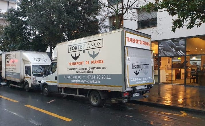 Camion de transport de piano à Paris devant Euroconcert magasin de piano