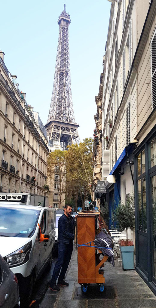 camion transport spécialisé piano à Paris tour eiffel